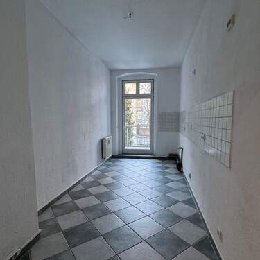 Helle Küche mit Fenster - 