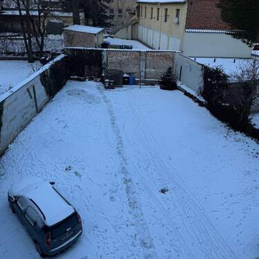 Hof mit Stellplätzen - 