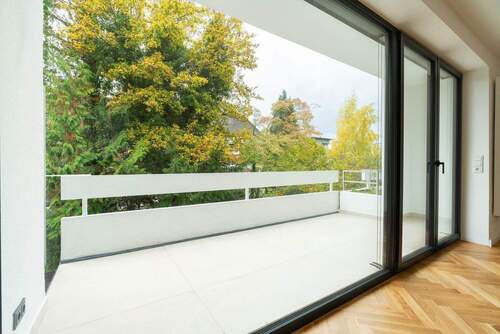 Fenster mit elektr. Raffstoren - 2 Zimmer Etagenwohnung in Köln