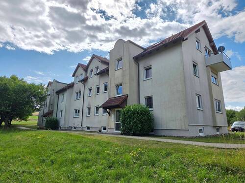 Ansicht - Bezugsfreie Hochparterre-Wohnung mit Terrasse!