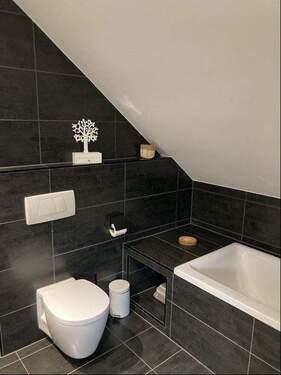 modernes Familienbad mit Wanne, Dusche, WC & Waschbecken - Dachgeschoss - 