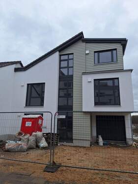 Straßenseite Foto - Etagenwohnung mit 139,00 m&sup2; in Köln Porz Ensen zur Miete