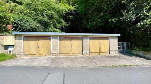 Garagen an der Straße - 