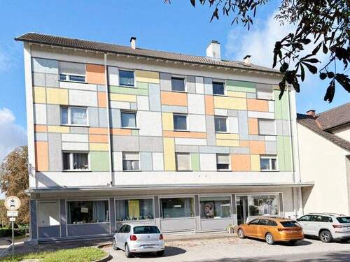 Gewerbeobjekt - LadengeschäftGewerbe: z.B. Büro, Versicherung, Wellness-Medibereich im Erdgeschoss mit 2 Stellplätzen