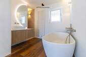 Schlafzimmer mit En-Suite-Masterbad - 