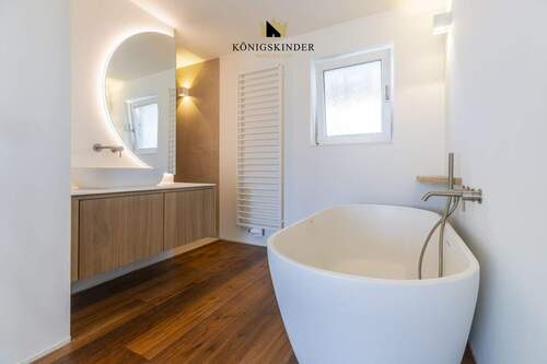 Schlafzimmer mit En-Suite-Masterbad - 
