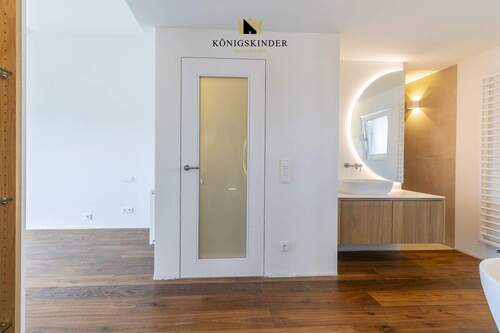 Schlafzimmer mit En-Suite-Masterbad - 