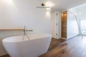 Schlafzimmer mit En-Suite-Masterbad - 