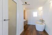 Schlafzimmer mit En-Suite-Masterbad - 
