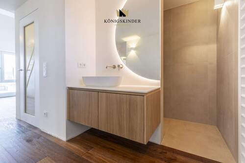 Schlafzimmer mit En-Suite-Masterbad - 