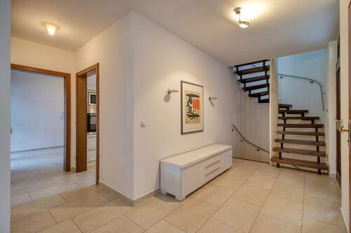 Diele mit Blick Richtung, Treppe, Küche und Büro, Gästezimmer - 6 Zimmer Reihenendhaus in Stephanskirchen