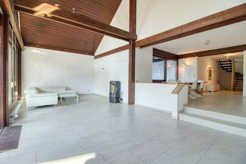 Wohnzimmer mit Blick in Richtung Diele, Essbereich - Reihenendhaus mit 160,00 m² in Stephanskirchen zum Kaufen