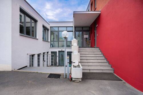 Hauseingang - 2 Zimmer Mehrfamilienhaus, Wohnhaus in Zell am Main