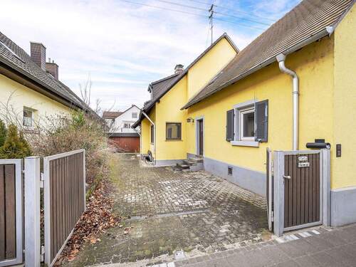Fassade Hof Garage - 8 Zimmer Mehrfamilienhaus, Wohnhaus zum Kaufen in Karlsruhe / Daxlanden