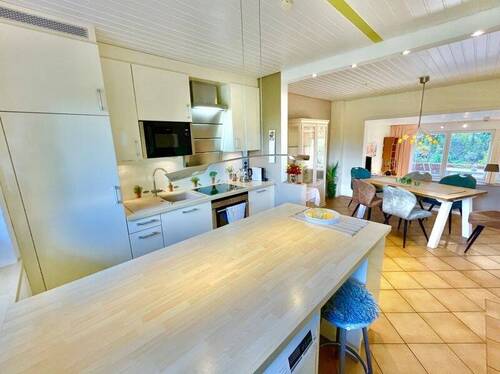 Blick von der Küche zum Essbereich - 