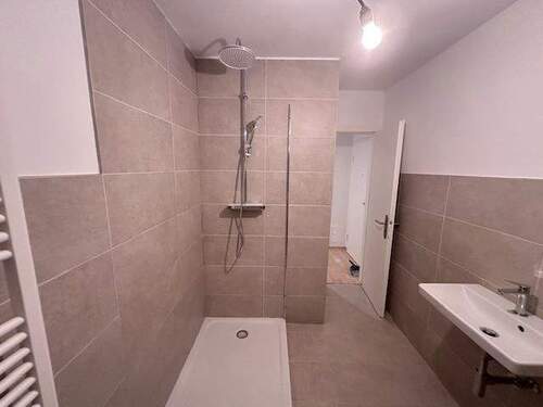 Bad - Helle 2-Zimmer-Wohnung in Bechhofen mit neu saniertem Bad und Balkon