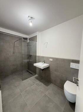 Badezimmer mit großer Dusche - 