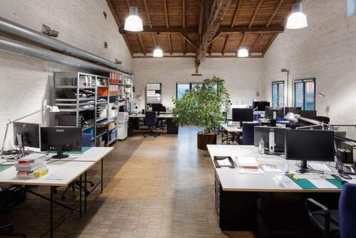 Offene Arbeitsplätze 1 - Schreibtischarbeitsplätze in loftartige Backsteinarchitektur - All-in-Miete