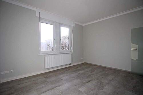 Wohnzimmer - Komplett sanierte moderne Stadtwohnung im Altbauflair