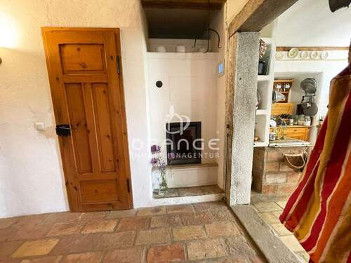 Links das Gäste WC, daneben der Kaminofen, der mit Holz befeuert werden kann - 