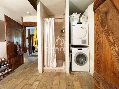 Die Gästedusche mit Platz für Waschmaschine und Trockner.... - 