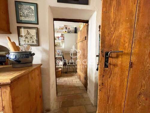 ...dahinter befindet sich die Speisekammer - 