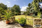 Terrasse mit Blick in den Garten - 