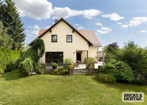 Garten mit Blick zum Haus - 