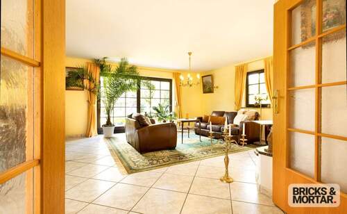 Wohnzimmer - 7 Zimmer Einfamilienhaus zum Kaufen in Dresden