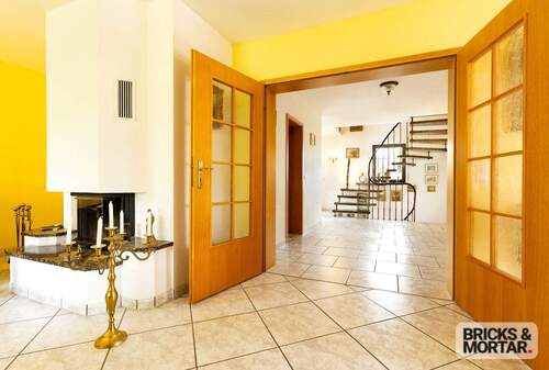 Wohnzimmer in Richtung großzügiger Flur - 7 Zimmer Einfamilienhaus in Dresden