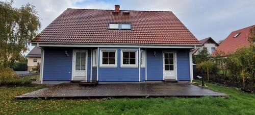 Rückwärtige Ansicht mit Terrasse - 6 Zimmer Einfamilienhaus in Suhl