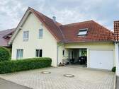 Hauseingang mit Garage/Carport - 