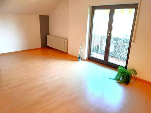 Großes Wohnzimmer mit Balkon - 