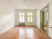Wohnbereich mit Balkon - 5 Zimmer Etagenwohnung in Berlin
