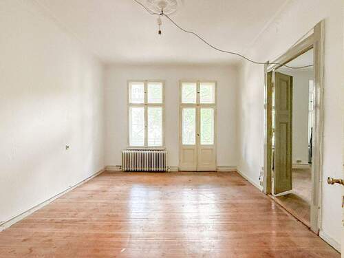 Wohnbereich mit Balkon - 5 Zimmer Etagenwohnung in Berlin