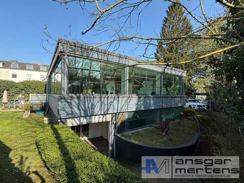 Hausansicht mit Abfahrtsrampe - 