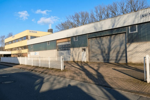 Seitenansicht mit Halle - Büro in Hennef