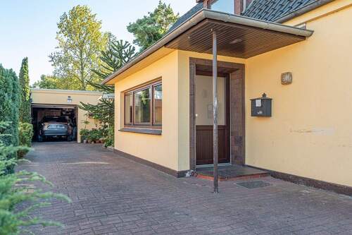 Eingang, vordere Wohneinheit - 7 Zimmer Mehrfamilienhaus, Wohnhaus in Stade