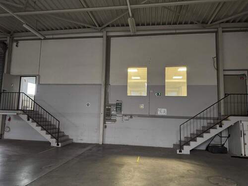 Zugang Halle zu Büro - 