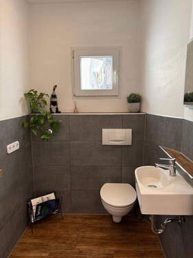 Gäste-WC - 8 Zimmer Mehrfamilienhaus, Wohnhaus zum Kaufen in Breisach