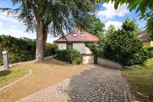 Frontansicht mit Garage - 6 Zimmer Einfamilienhaus zum Kaufen in Geesthacht