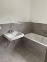 Badewanne und Waschbecken - 