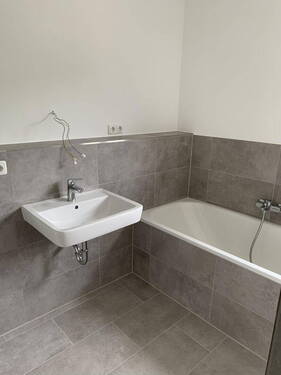 Badewanne und Waschbecken - 