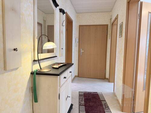 geräumiger Flur - 5 Zimmer Etagenwohnung in Pinneberg