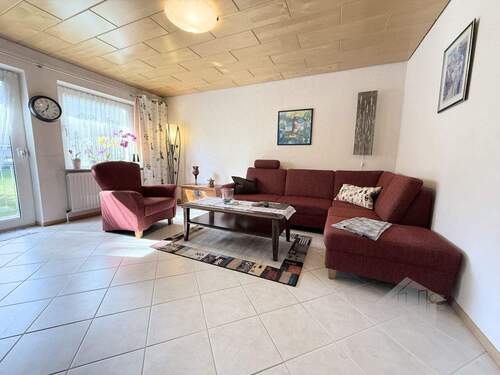 Wohnzimmer mit Zugang zur Loggia - 