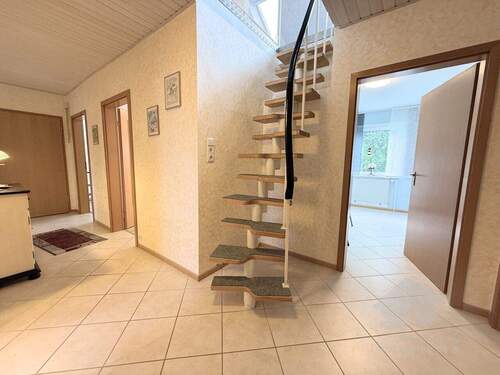 Flur mit Raumspartreppe zum Dachgeschoss - 