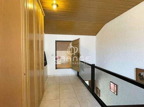 Geradeaus der praktische Speicher, wo Sie z.B. Weihnachtsschmuck aufbewahren könnten - 