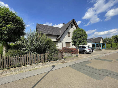 Hausansicht von Straße - Großzügige Eigentums - W O H N U N G mit Wintergarten