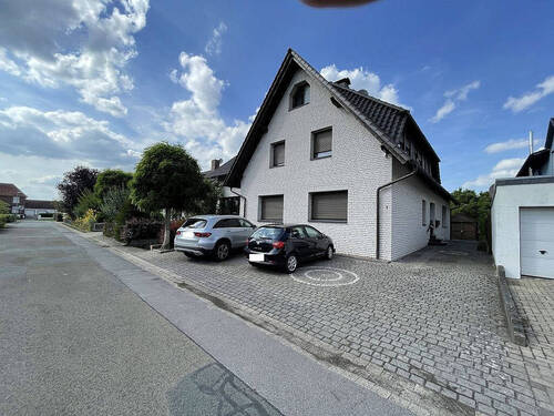 Hausansicht von Straße - 6 Zimmer Etagenwohnung zum Kaufen in Minden