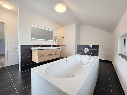 Masterbad mit freistehender Badewanne - 